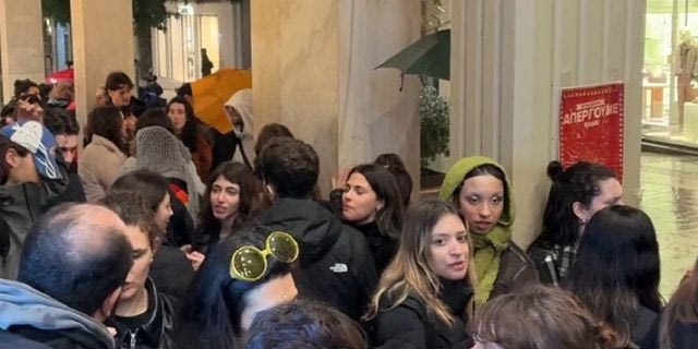 Απεργιακή κινητοποίηση ηθοποιών παρά τη βροχή – “Χωρίς εμάς θέατρο δε γίνεται”