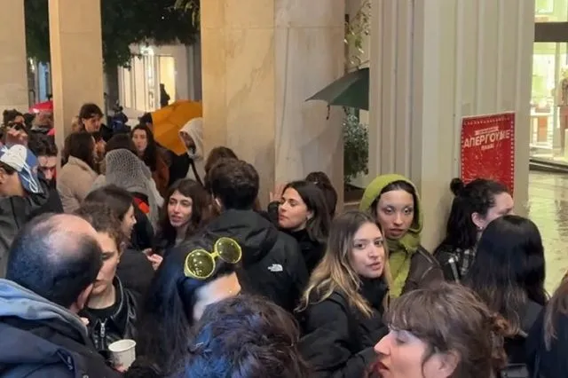 Απεργιακή κινητοποίηση ηθοποιών παρά τη βροχή – “Χωρίς εμάς θέατρο δε γίνεται”