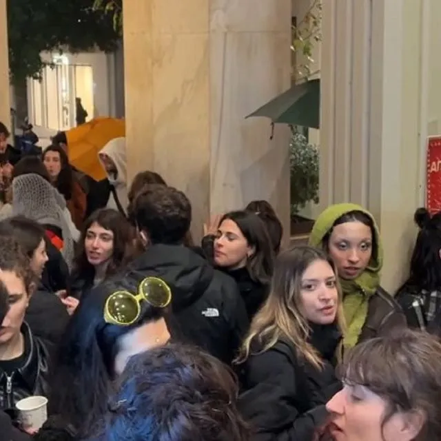 Απεργιακή κινητοποίηση ηθοποιών παρά τη βροχή – “Χωρίς εμάς θέατρο δε γίνεται”