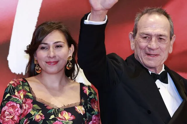 O Τόμι Λι Τζοουνς με την κόρη του, Βικτόρια