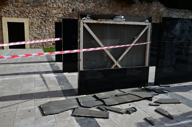 Καισαριανή: H ΚΟ Αττικής του KKE ζητά την αποκατάσταση της πλάκας στη μνήμη των εκτελεσμένων κομμουνιστών