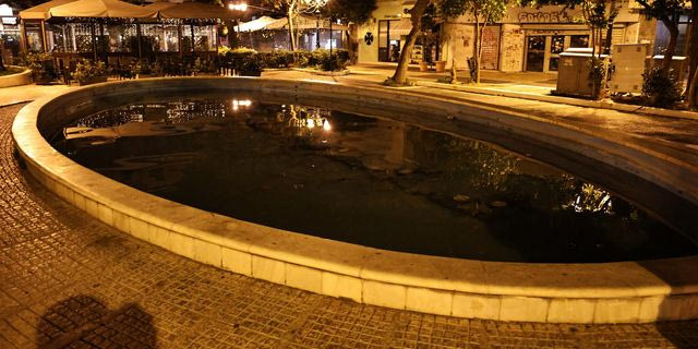 Το σιντριβάνι στην πλατεία Κύπρου στην Καλλιθέα, όπου ένα κοριτσάκι 2 ετών, ανασύρθηκε χωρίς τις αισθήσεις του