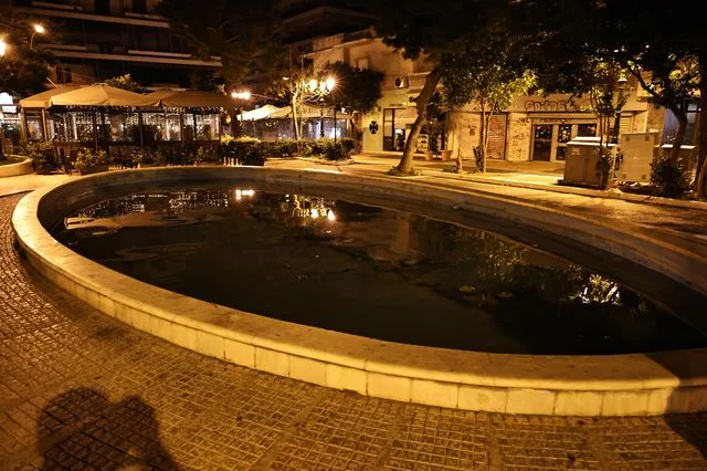 Το σιντριβάνι στην πλατεία Κύπρου στην Καλλιθέα, όπου ένα κοριτσάκι 2 ετών, ανασύρθηκε χωρίς τις αισθήσεις του