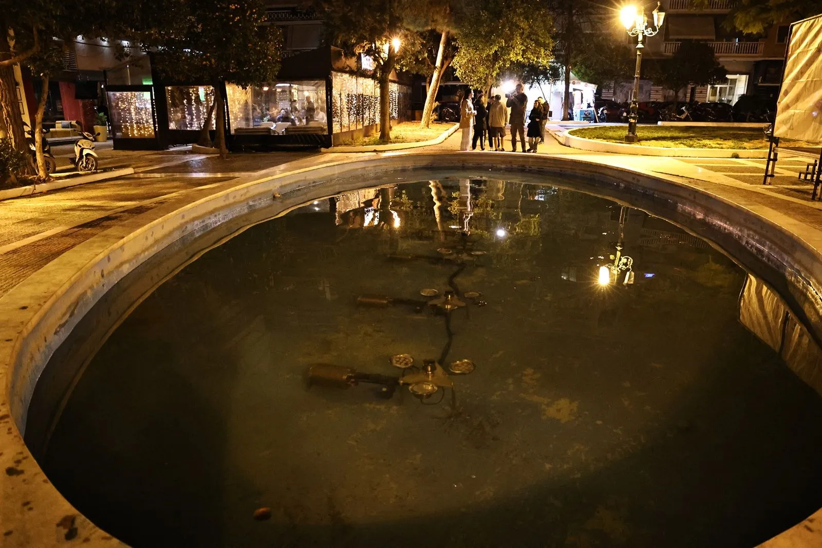 Καλλιθέα: Ώρες αγωνίας για το κοριτσάκι που έπεσε σε σιντριβάνι