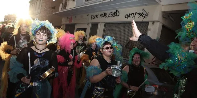 Καρναβάλι Μεταξουργείου: Χιλιάδες καρναβαλιστές στην αποκριάτικη γιορτή της πόλης