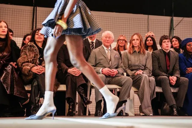 Σε… επίδειξη μόδας ο βασιλιάς Κάρολος, λίγες ώρες μετά τη σύλληψη του αδελφού του