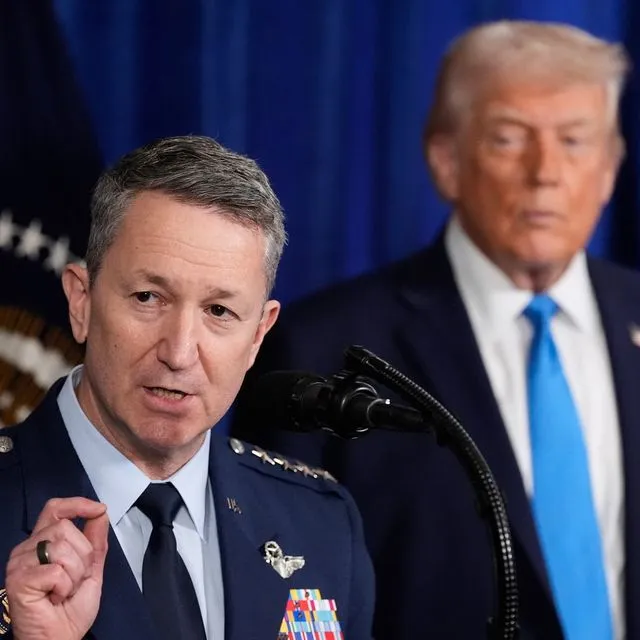 Ο Τραμπ διαψεύδει τις επιφυλάξεις Κέιν για πλήγμα στο Ιράν