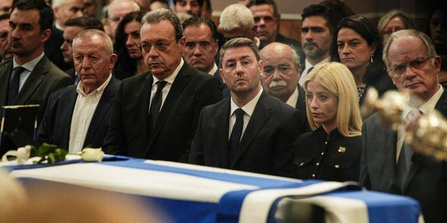 Ανδρουλάκης και Φάμελλος μπροστά σε ένα φέρετρο. Μια φωτογραφία με συμβολισμό…