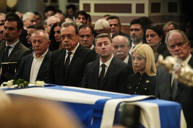 Ανδρουλάκης και Φάμελλος μπροστά σε ένα φέρετρο. Μια φωτογραφία με συμβολισμό…