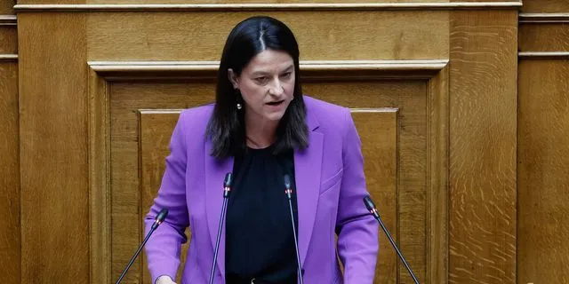 Η Κεραμέως επικαλέστηκε τον Παναγόπουλο στο ν/σ για τις συλλογικές συμβάσεις