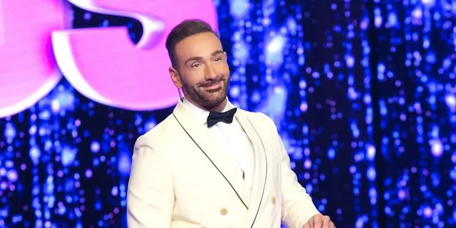 J2US: Ο τραγουδιστής που θα αντικαταστήσει τον Κώστα Δόξα