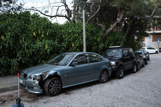 Οδηγός παρέσυρε πέντε σταθμευμένα οχήματα στο Κολωνάκι