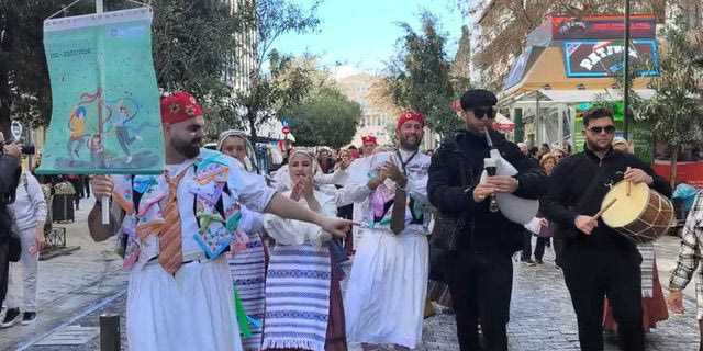 Τσικνοπέμπτη: Ξέφρενος χορός σε Ερμού και Κοτζιά – Αναβίωσε το έθιμο των Κορδελάτων