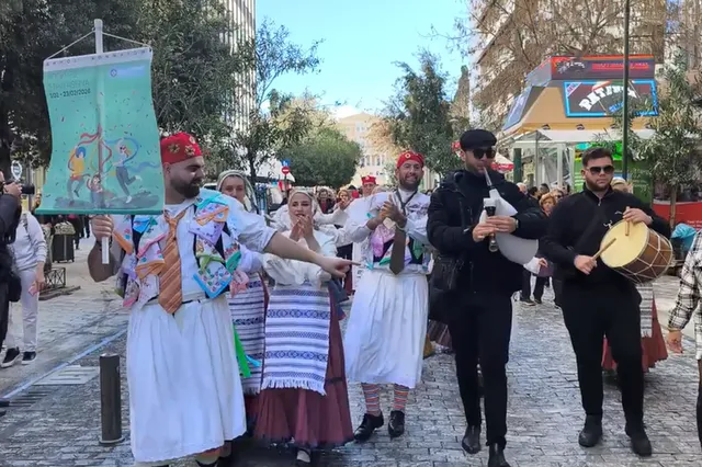 Τσικνοπέμπτη: Ξέφρενος χορός σε Ερμού και Κοτζιά – Αναβίωσε το έθιμο των Κορδελάτων