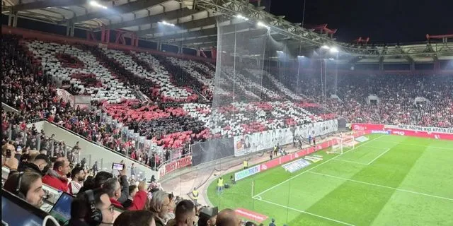 Το κορεό των φίλων του Ολυμπιακού προς τιμήν των 21 θυμάτων της Θύρας 7