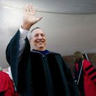 Παραιτήθηκε από το Χάρβαρντ ο πρώην ΥΠΟΙΚ Λάρι Σάμερς, λόγω της σχέσης του με τον Έπσταϊν