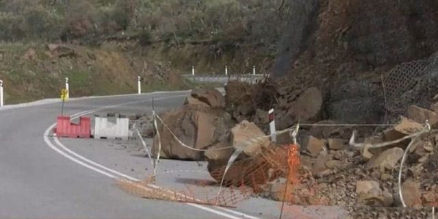 Σαρώνει η κακοκαιρία: Κατολισθήσεις, δρόμοι κομμένοι και εκτροπές κυκλοφορίας
