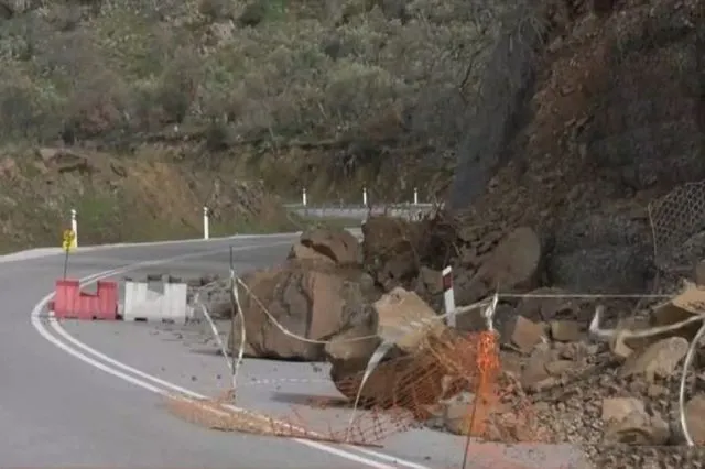 Σαρώνει η κακοκαιρία: Κατολισθήσεις, δρόμοι κομμένοι και εκτροπές κυκλοφορίας
