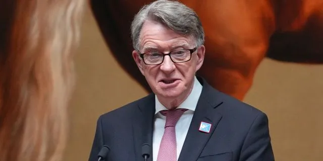 Βρετανία: Έρευνες σε σπίτια για τις διασυνδέσεις Μάντελσον – Έπσταϊν