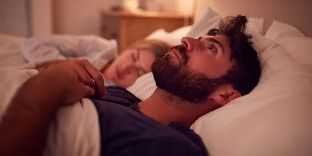 Γιατί μετά τα 40 ο ύπνος γίνεται εφιάλτης και πώς να ξανακοιμηθείς σαν μωρό