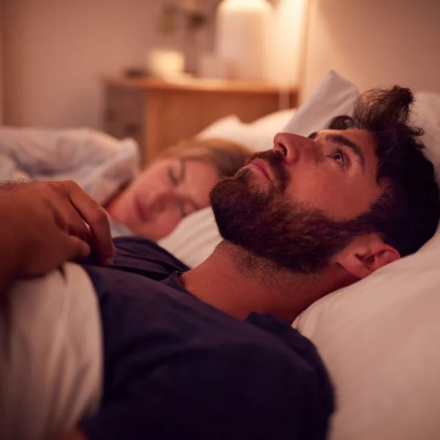 Γιατί μετά τα 40 ο ύπνος γίνεται εφιάλτης και πώς να ξανακοιμηθείς σαν μωρό