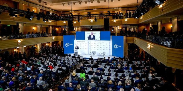 Στο Μόναχο οι Δημοκρατικοί στέλνουν μήνυμα στους Ευρωπαίους να αντισταθούν στον Τραμπ