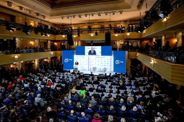 Στο Μόναχο οι Δημοκρατικοί στέλνουν μήνυμα στους Ευρωπαίους να αντισταθούν στον Τραμπ