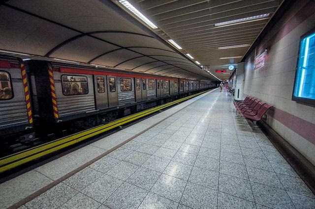 Τραγωδία στο Σύνταγμα: Νεκρός ο άνδρας που έπεσε στις ράγες του Μετρό