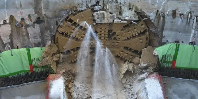 Ο μετροπόντικας “Αθηνά” έφτασε στον Ευαγγελισμό – Η διάνοιξη της σήραγγας