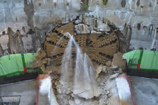 Ο μετροπόντικας “Αθηνά” έφτασε στον Ευαγγελισμό – Η διάνοιξη της σήραγγας