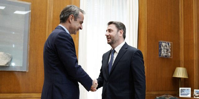 Το “στενό μαρκάρισμα” Μητσοτάκη στο ΠΑΣΟΚ για το Σύνταγμα