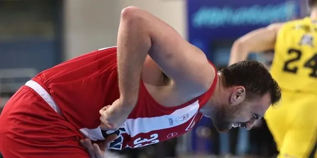 Ολυμπιακός: Ο Μιλουτίνοβ υπέστη κάταγμα στον δεξιό του αντίχειρα