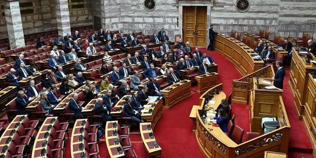Βουλή: Ένα λευκό τριαντάφυλλο άφησε στο γραφείο της Αντιγόνης Πανέλλη ο Κυριάκος Μητσοτάκης