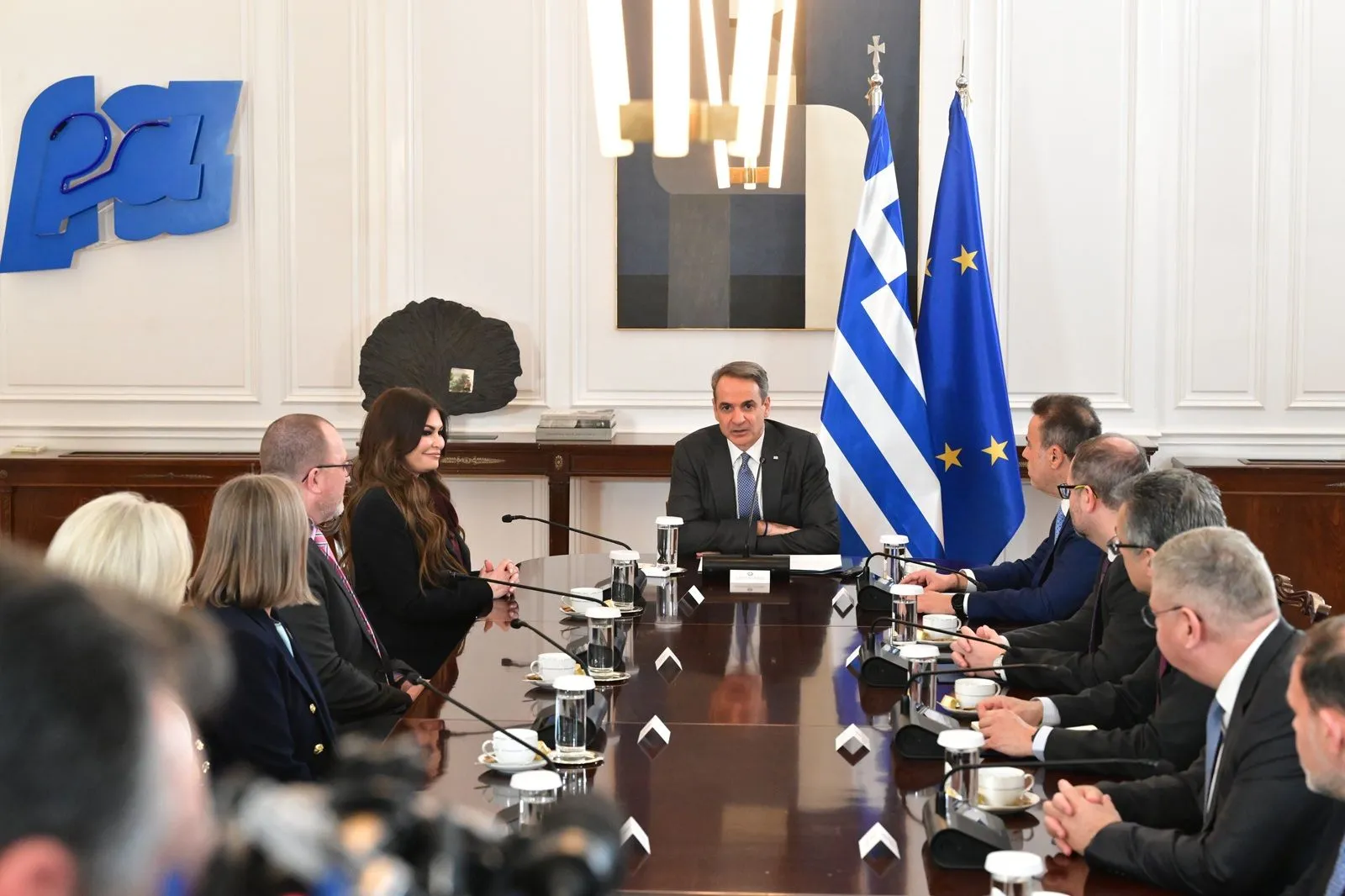 Υπογραφή, παρουσία του Πρωθυπουργού Κυριάκου Μητσοτάκη, των συμφωνιών μίσθωσης μεταξύ του ελληνικού κράτους και της κοινοπραξίας Chevron-Helleniq Energy που αφορούν την παραχώρηση αποκλειστικών δικαιωμάτων έρευνας και εκμετάλλευσης υδρογονανθράκων