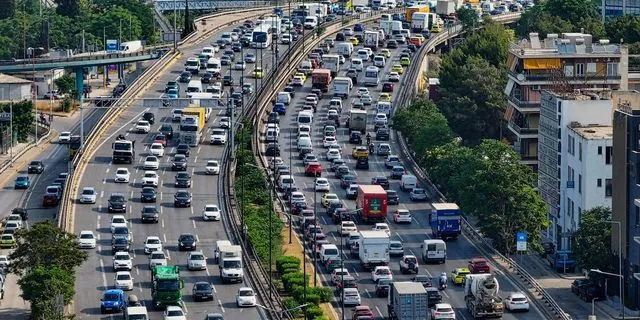 Κίνηση στους δρόμους: Μεγάλες καθυστερήσεις σε Κηφισό και Αττική Οδό – LIVE ΧΑΡΤΗΣ