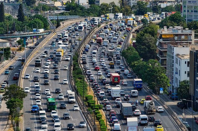 Κίνηση στους δρόμους: Μεγάλες καθυστερήσεις σε Κηφισό και Αττική Οδό – LIVE ΧΑΡΤΗΣ