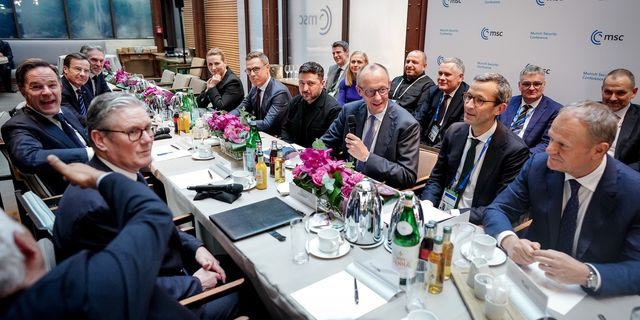 Politico: Μια Ευρώπη που δαπανά περισσότερα για την άμυνα και μπορεί να σταθεί απέναντι στις ΗΠΑ