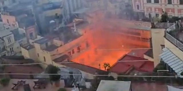 Μεγάλη πυρκαγιά κατέστρεψε το θέατρο Σανατζάρο στη Νάπολη