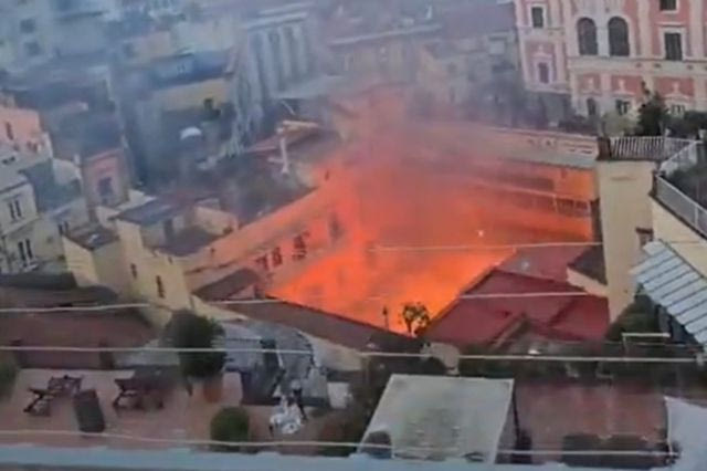 Μεγάλη πυρκαγιά κατέστρεψε το θέατρο Σανατζάρο στη Νάπολη