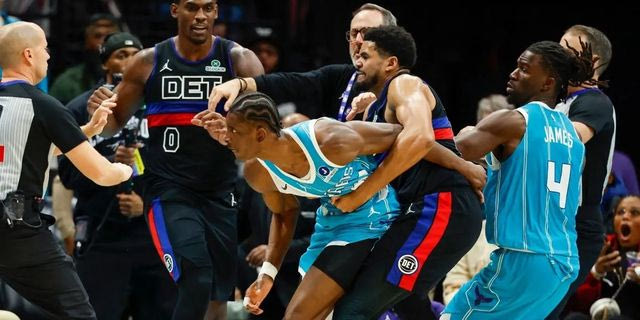 Ξύλο και αποβολές στο Χόρνετς – Πίστονς: Τέσσερις παίκτες εκτός αγώνα