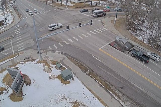 Άνοιξε ο δρόμος και κατάπιε αυτοκίνητα στη Νεμπράσκα