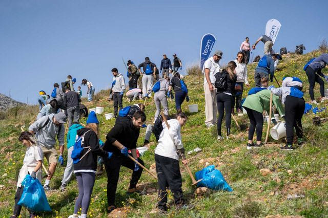 “Team AEGEAN”: Εθελοντές-εργαζόμενοι της AEGEAN γιόρτασαν την αγάπη… διαφορετικά, με δενδροφύτευση στον Υμηττό