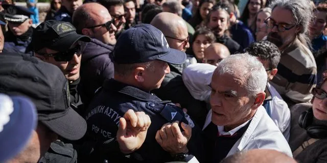 Ακόμα και αν δεν βλέπεις τον Αδωνι Γεωργιάδη στη φωτογραφία, μπορείς να καταλάβεις ότι είναι κάπου εκεί