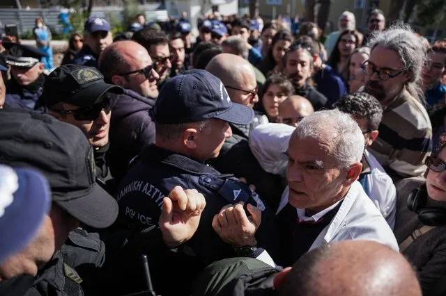 Ακόμα και αν δεν βλέπεις τον Αδωνι Γεωργιάδη στη φωτογραφία, μπορείς να καταλάβεις ότι είναι κάπου εκεί