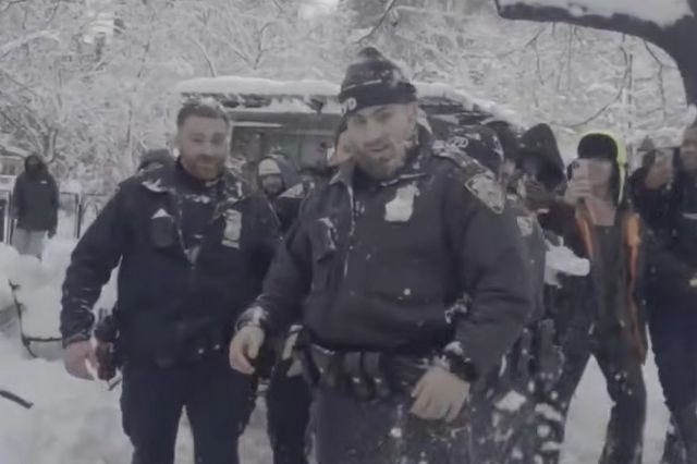 Νέα Υόρκη: Έρευνα για “επιθετικό” χιονοπόλεμο κατά αστυνομικών