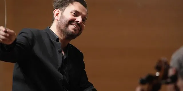 Ο Μιχάλης Οικονόμου στο πόντιουμ της Βασιλικής Φιλαρμονικής Ορχήστρας του Λονδίνου για τέσσερις συναυλίες