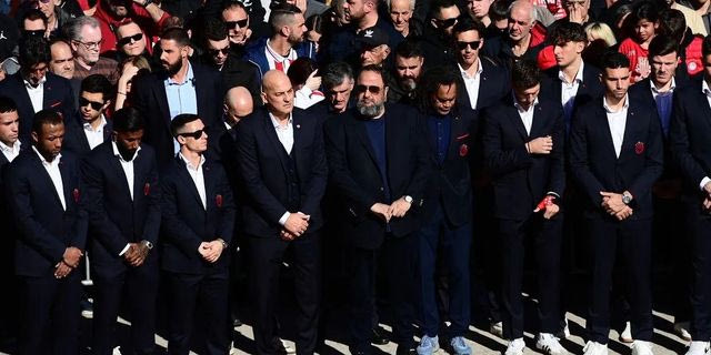 Ολυμπιακός: Η ομάδα ποδοσφαίρου στο μνημόσυνο για τα θύματα της Θύρας 7