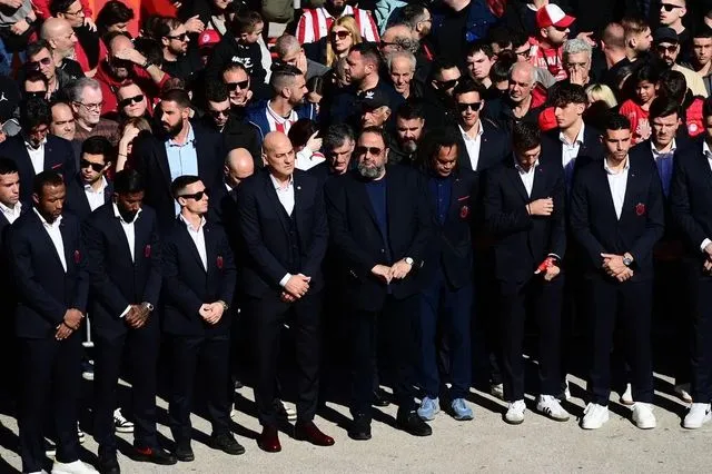 Ολυμπιακός: Η ομάδα ποδοσφαίρου στο μνημόσυνο για τα θύματα της Θύρας 7