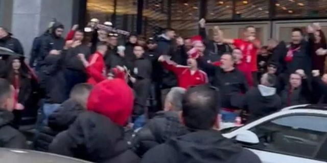 Χαμός έξω από το ξενοδοχείο του Ολυμπιακού πριν την αναχώρηση των ερυθρολεύκων για τον τελικό του Allwyn Final 8