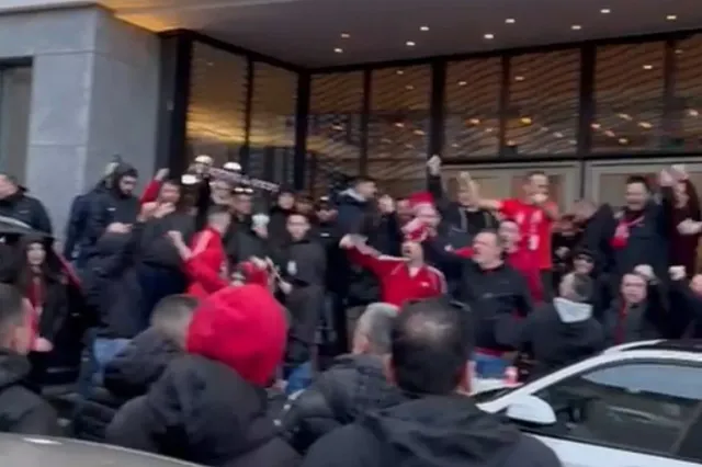 Χαμός έξω από το ξενοδοχείο του Ολυμπιακού πριν την αναχώρηση των ερυθρολεύκων για τον τελικό του Allwyn Final 8